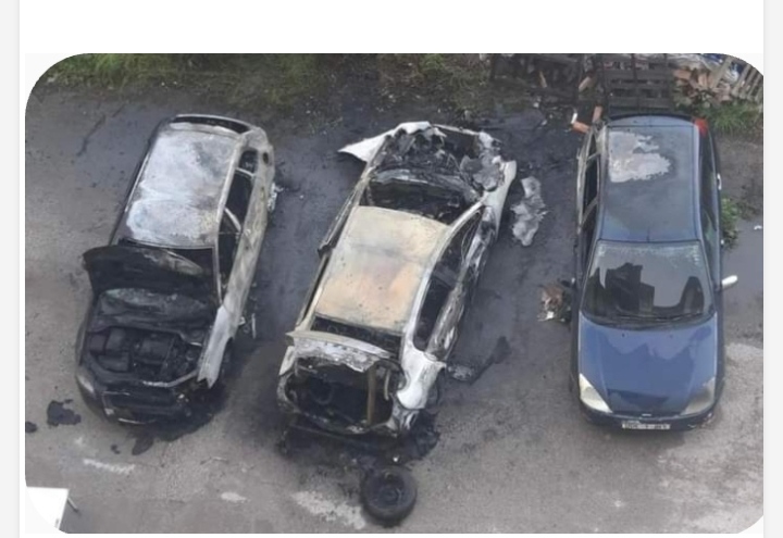 Tri vozila izgorela u podmetnom požaru u Foči među njima i dirketoru škole