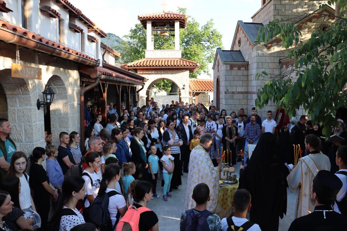 Hiljade vjernika na poklonjenju u Mrkonjićima kod Svetog Vasilija