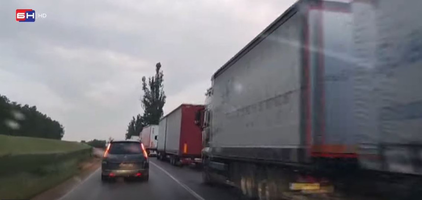 Velika gužva na prelazu Sremska Rača (VIDEO)