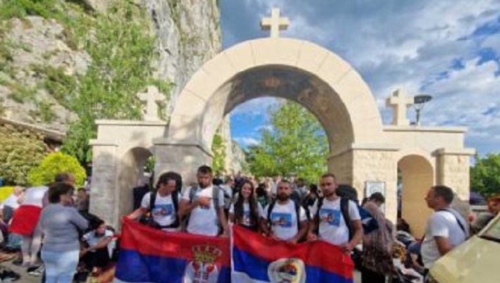 Pješke stigli na Ostrog, da bi pomogli Sergeju Stuparu (VIDEO)