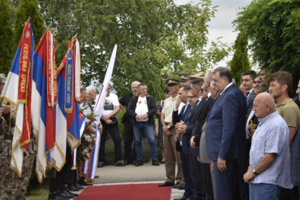 Za proboj koridora život dalo 888 heroja: Na Dugoj Njivi služen parastos i položeni vijenci poginulim srpskim ratnicima