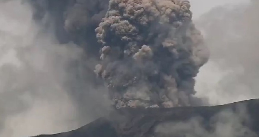 Ponovo eruptirao vulkan, stub pepela visok pet kilometara