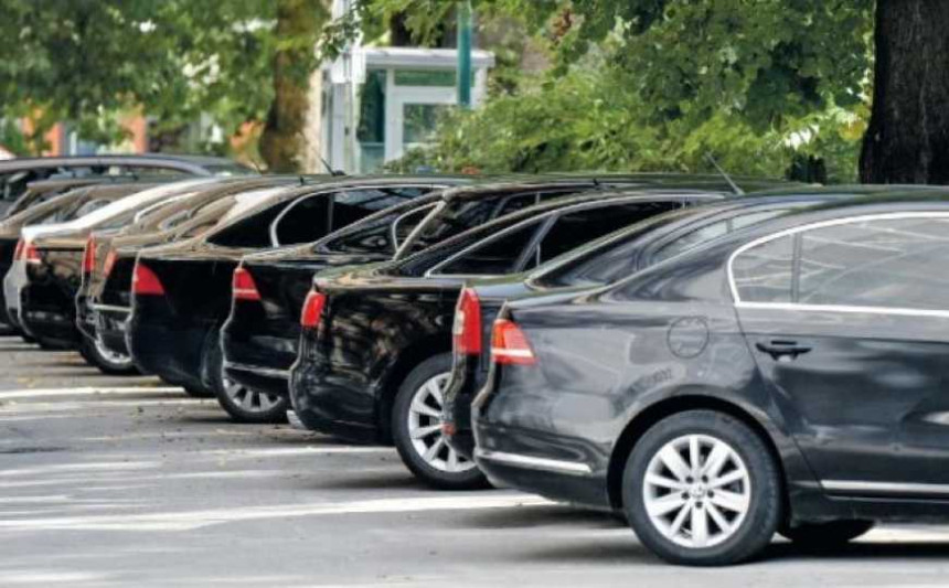 Uvoznici automobila „obrnuli“ 700 miliona KM, jednog „pogurale“ institucije Srpske