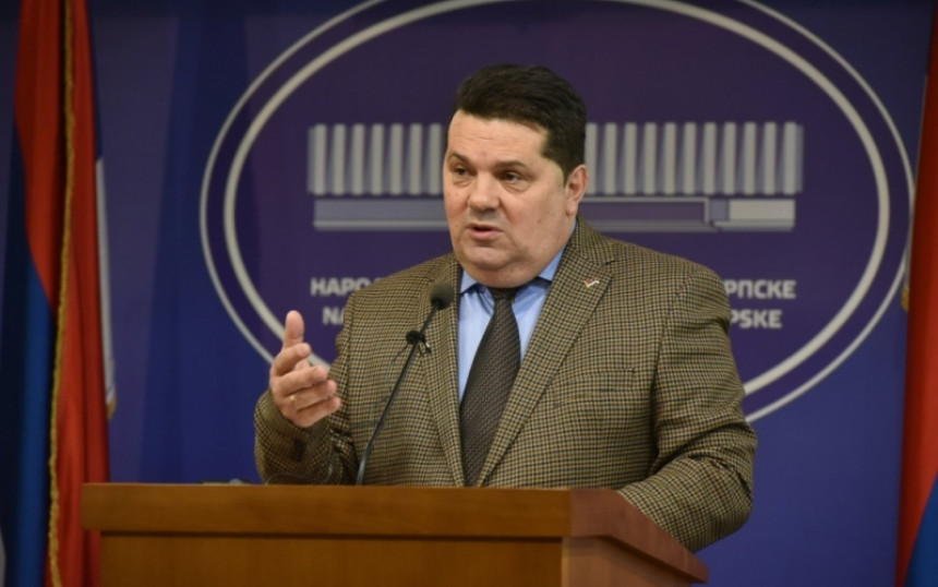Stevandić: Dok ja branim Dodika, SNSD mi čeprka po kući
