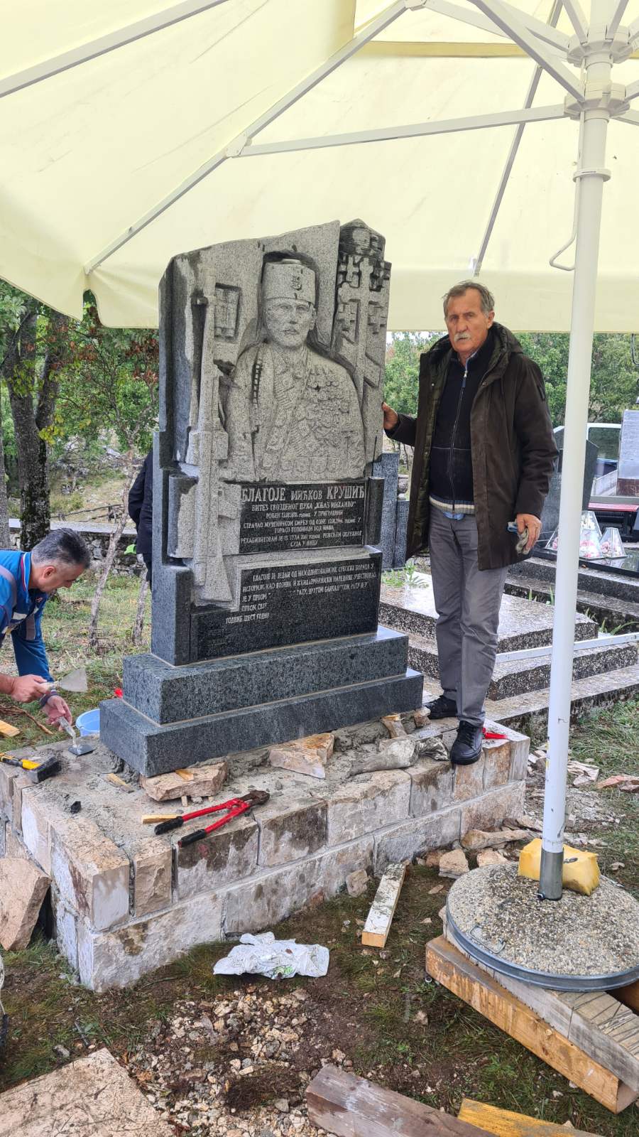 Akademik Dragoljub Mirković iz Bijeljine uradio spomenik junaku Blagoju Krušiću i Banjanima:  ROD SLAVI ČEDO MILO