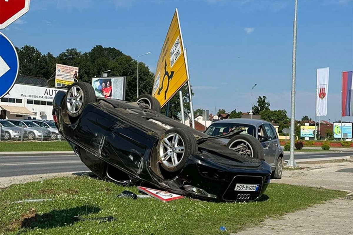 Teška nezgoda u Prnjavoru, auto završio na krovu (FOTO)