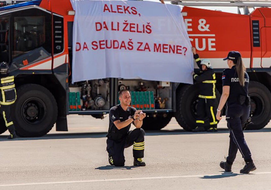 PRESLATKA SCENA NA AERODROMU Vatrogasac na pisti zaprosio djevojku, pogledajte njenu reakciju