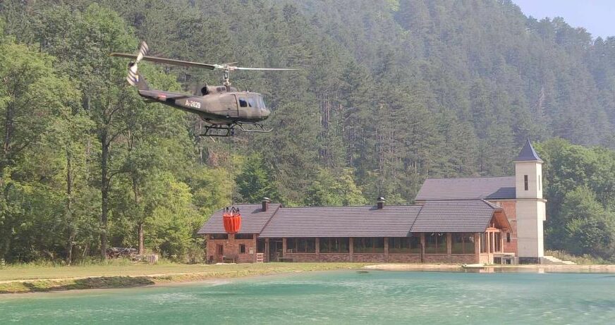 HELEZ SVE NADZIRE U KRATKOM RUKAVU Pogledajte kako helikopteri OS BiH gase požar kod Bugojna