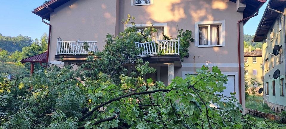 Udar groma napravio veliku materijalnu štetu na kući porodice Matović u Istočnoj Ilidži (FOTO)