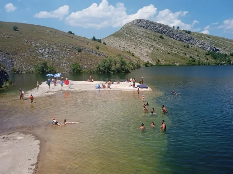 Gačani spas od vrućine pronašli na jezeru Klinje