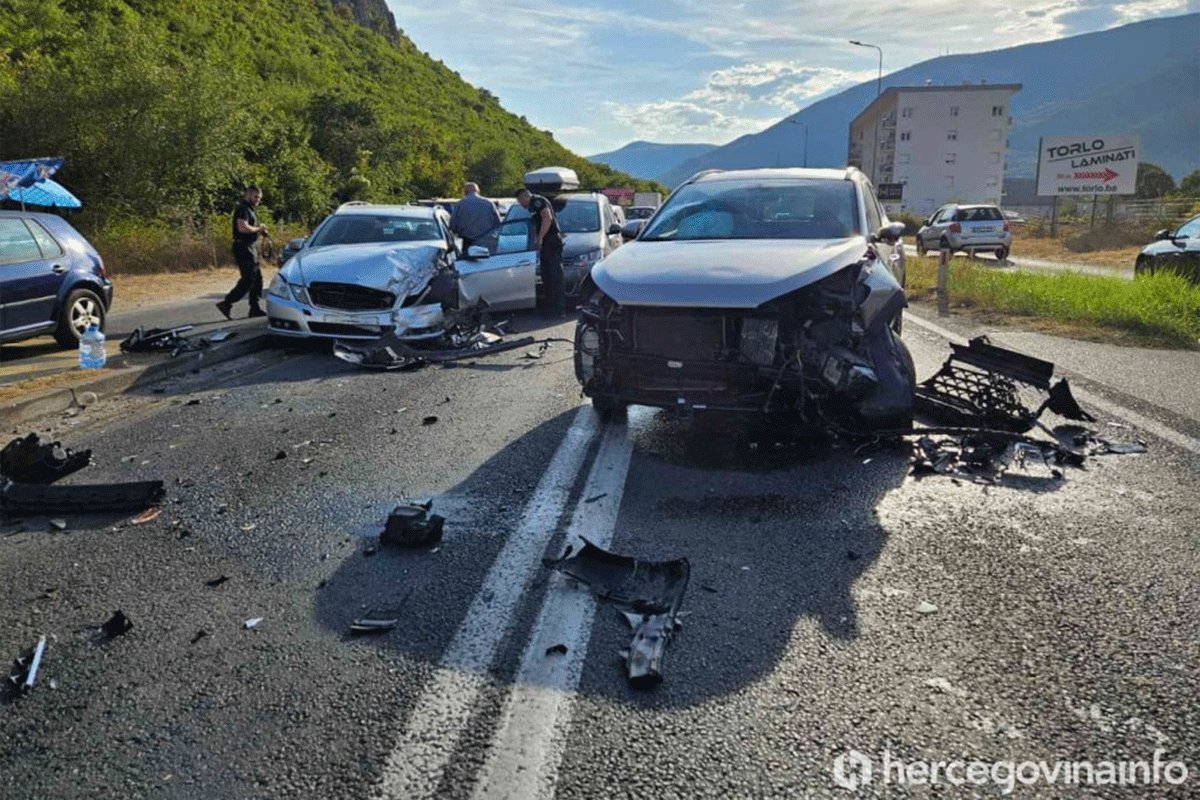 Udes kod u Mostara: Sudarila se tri vozila, ima povrijeđenih