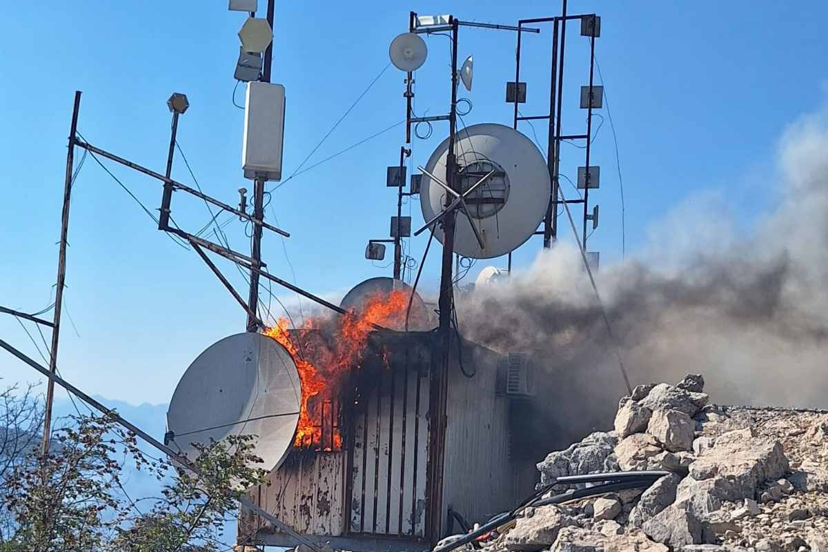 Dramatičan snimak požara koji guta opremu na Crnom brdu (VIDEO, FOTO)