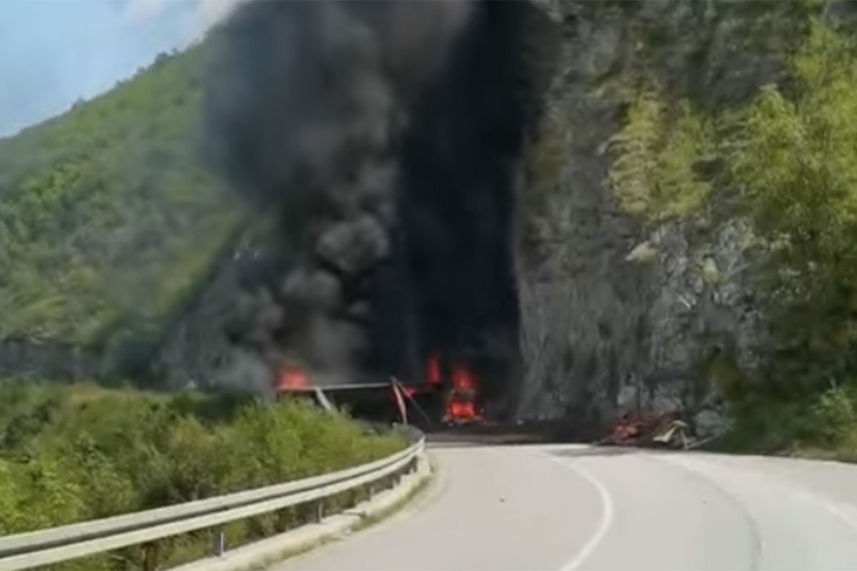 Težak udes: Kamion se prevrnuo i izgorio (VIDEO)