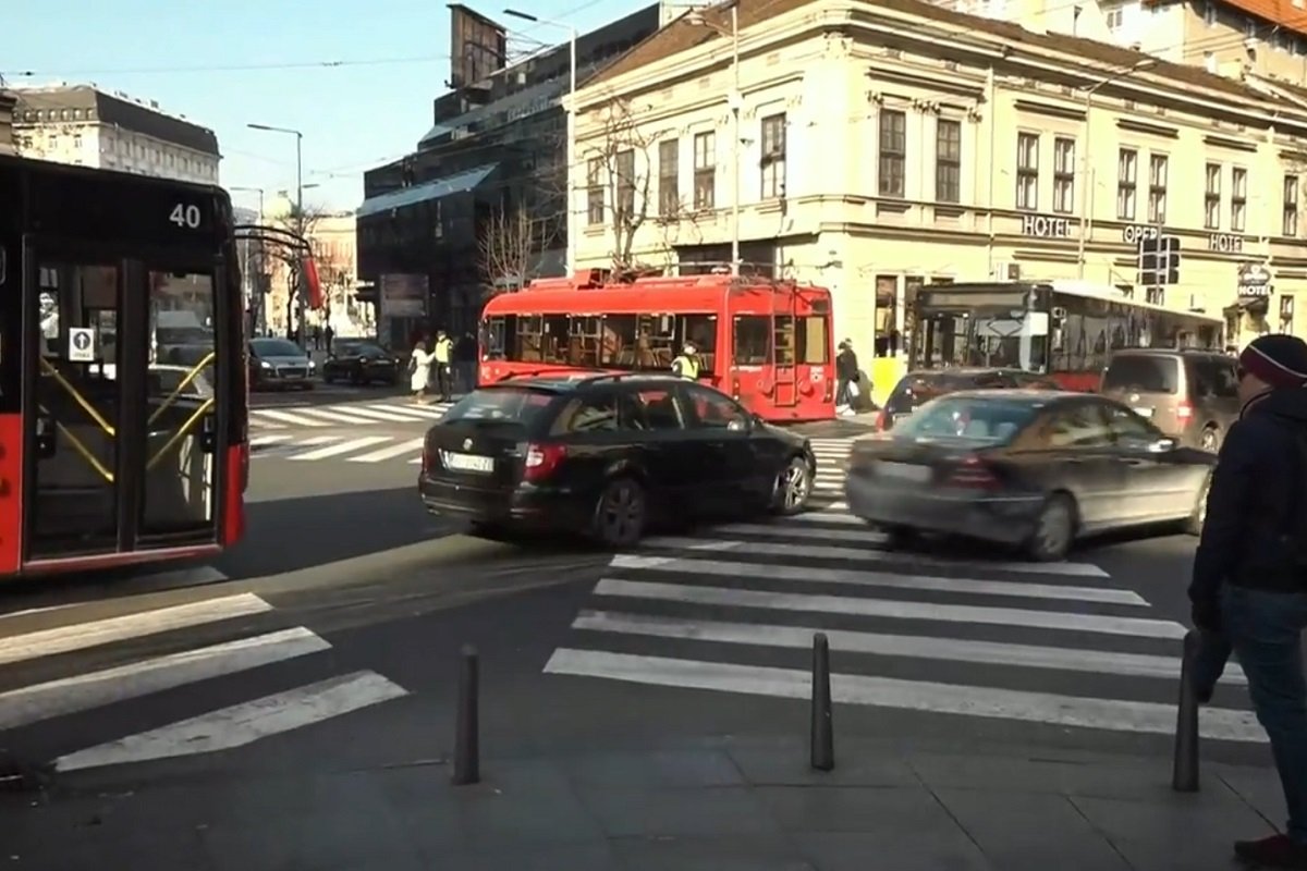 Horor u centru Beograda: Trola pala djevojčici (12) na glavu