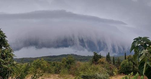 Neuobičajena pojava u Hercegovini: Pogledajte kako izgleda nebo kod Čitluka Meteorolozi najavljuju nevrijeme