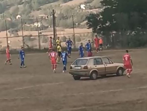 (VIDEO) NEVJEROVATNA SCENA U ČAJNIČU Navijač parkirao „golfa“ nasred terena i prekinuo meč Kupa Republike Srpske