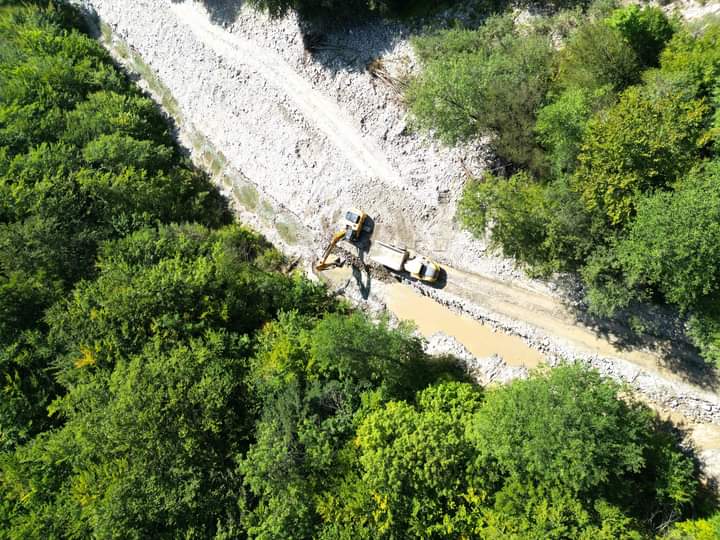 RIJEKA SUTJESKA NEPREPOZNATLJIVA: Ovako izgleda eksploatacija riječnog nasipa na granici s NP “Sutjeska”