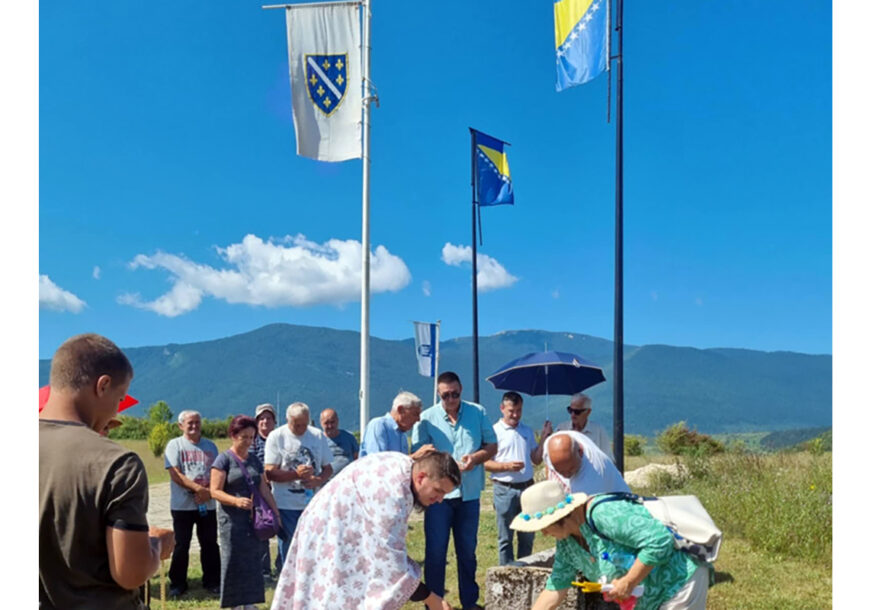 „Kome smetaju mrtvi mučenici i kakva je to poruka“ Zastava RBiH, iz perioda rata, na srpskom stratištu u Garavicama kod Bihaća