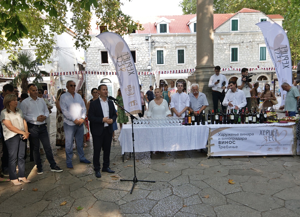 Otvoren 17. Sajam meda i vina (FOTO)