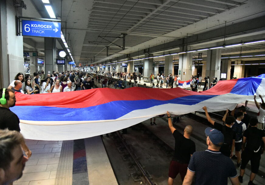 Protesti u Beogradu protiv rudnika litijuma: Demonstranti se povukli sa pruge pred policijom