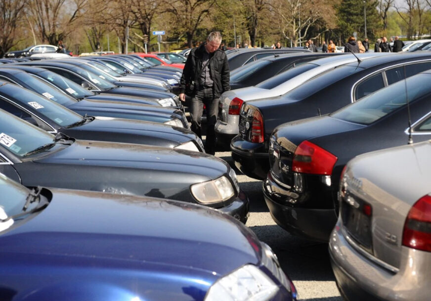 Kako su povezani boja automobila i kilometraža: Ukoliko želite polovan automobil sa što manje pređenih kilometara, onda BIRAJTE OVE NIJANSE