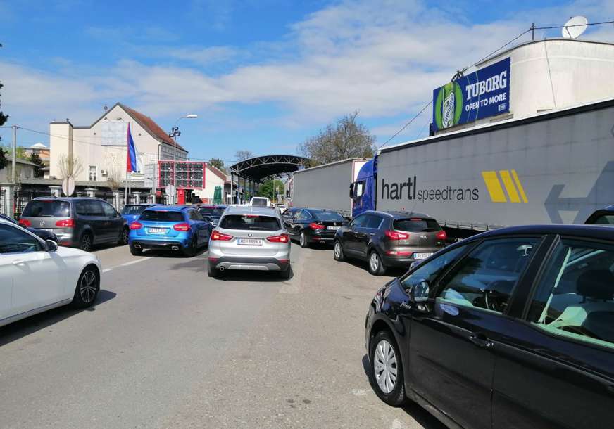 BEZ VEĆIH ZASTOJA NA PUTEVIMA RS Pojačane gužve na graničnom prelazu u Gradiški prema Hrvatskoj