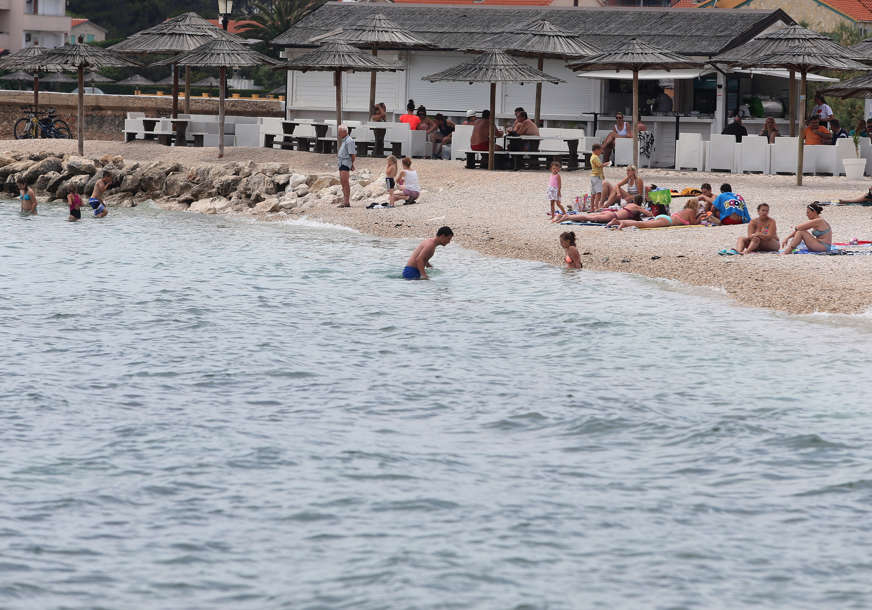 TINEJDŽER OJADIO LJUDE ZA 10.000 EVRA Maloljetnik „operisao“ po Jadranu, krao rance i torbe na plažama