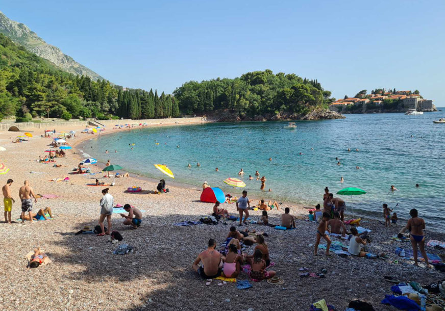 PAPRENE CIJENE Ukoliko se odlučite za ljetovanje na crnogorskom primorju, spremite se da ovoliko PLATITE LEŽALJKU na plaži