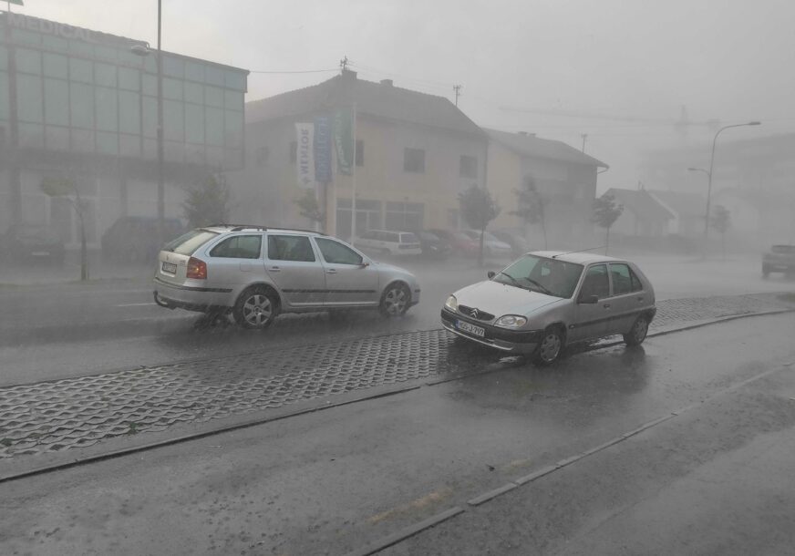 Banjaluku pogodila ŽESTOKA OLUJA: Nevrijeme drastično oborilo temperaturu, a ovo su naselja u kojima je najviše pljuštalo