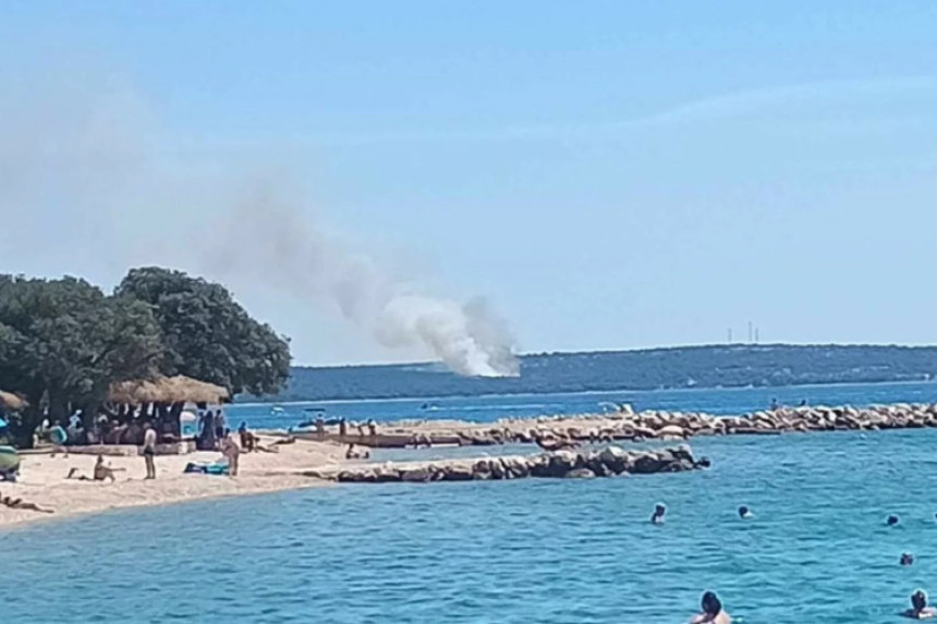 Buknuo požar na Pagu: Na terenu vatrogasci i kanaderi