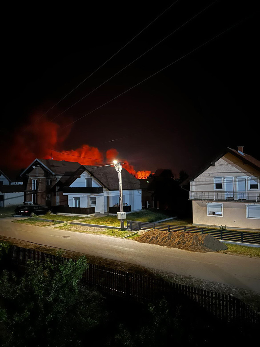 U modričkom naselju požar, gori Gudronska jama