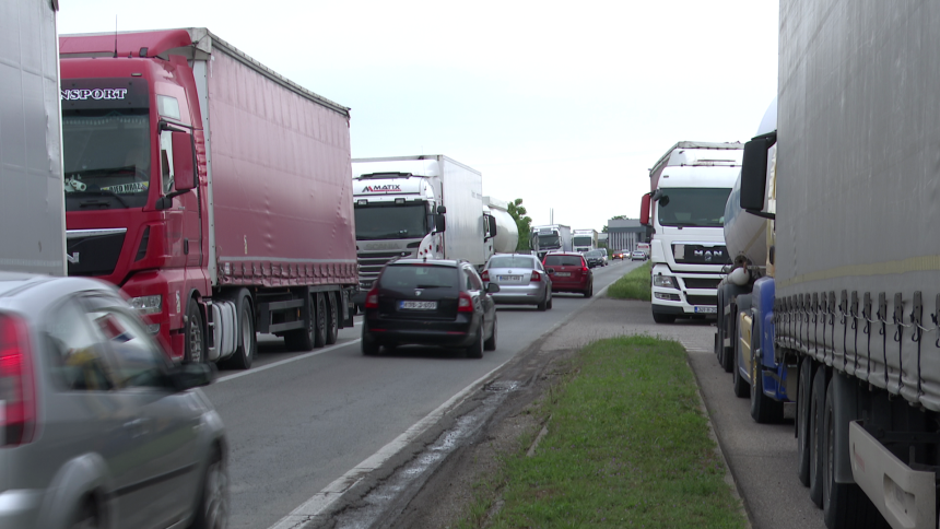 UIO nema radnika: Prevoznici na granici čekaju satima