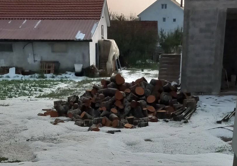 Snažno nevrijeme pogodilo Nevesinje, sve pobijelilo