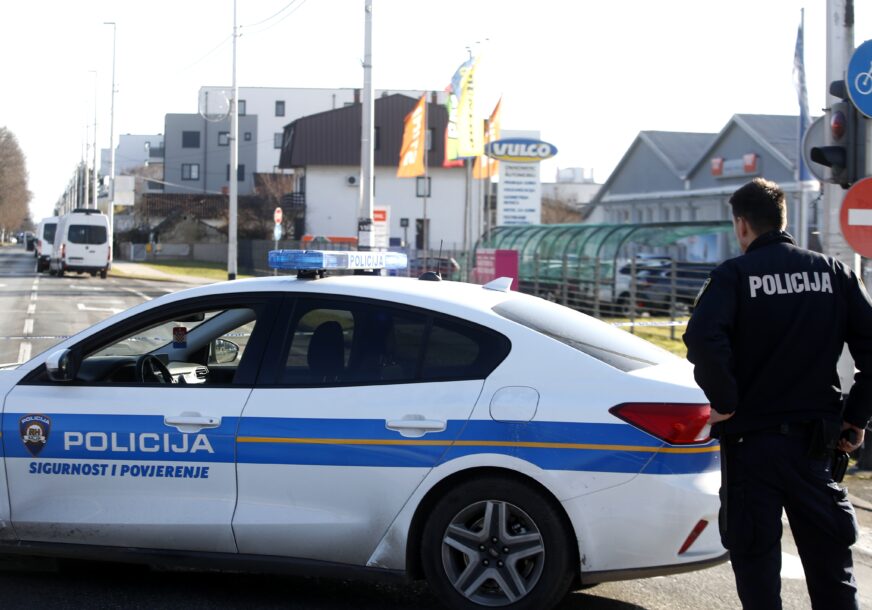 POVRIJEĐENO VIŠE OD 10 OSOBA Prevrnuo se kombi koji je prevozio migrante, nakon nesreće vozač  POBJEGAO