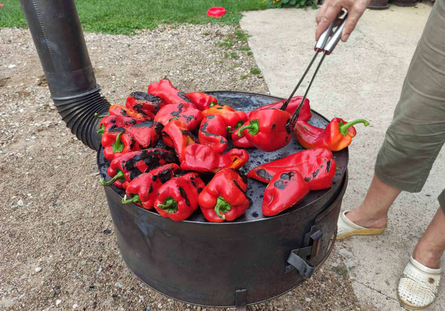 „Ni najboljem prijatelju teglu NE BIH PRODAO ZA MANJE OD 20 KM“ Paprene cijene paprika i paradajza, ajvar i pinđur SVE RJEĐE MIRIŠU PO DVORIŠTIMA