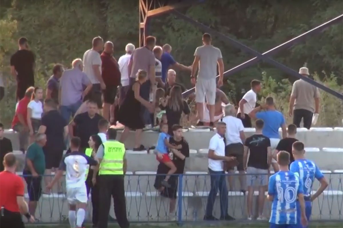 Brutalna tuča na utakmici u Srbiji: Vrisci i jauci odjekivali stadionom (VIDEO)