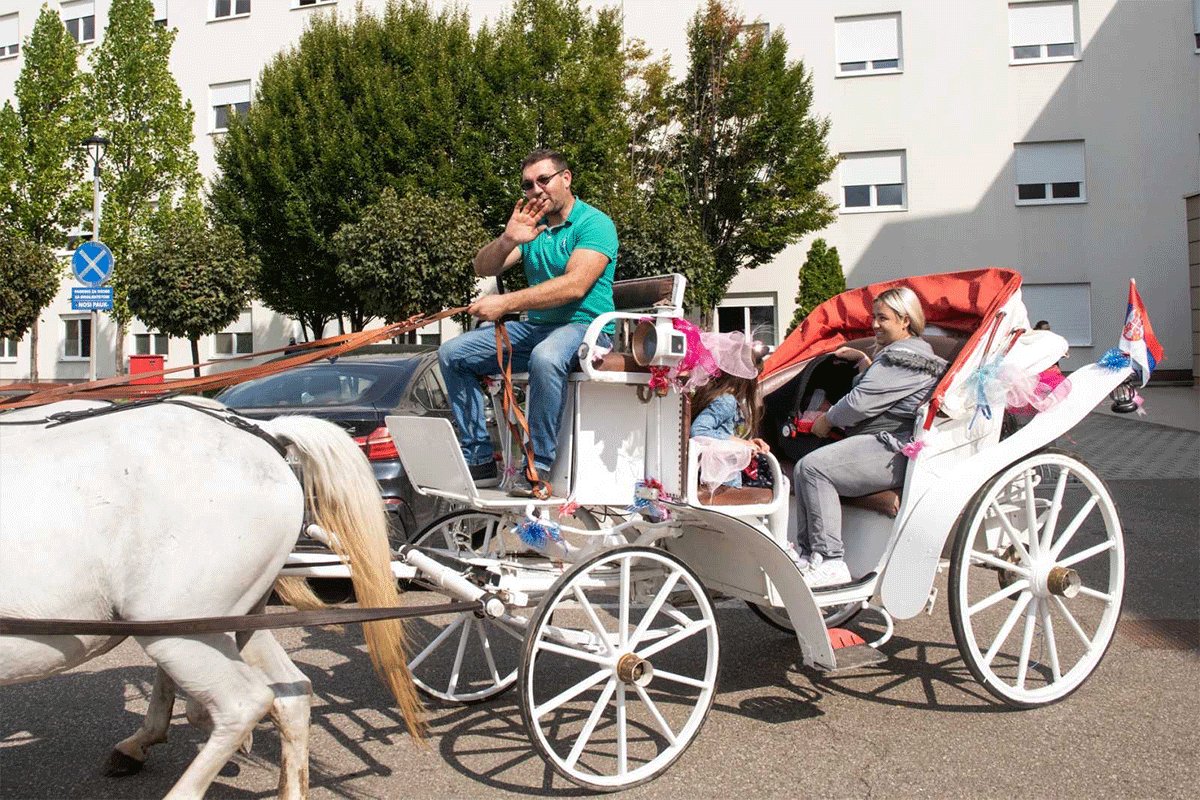 Dirljiva scena ispred porodilišta: Tata u bijeloj kočiji dočekao mamu i bebu (FOTO)