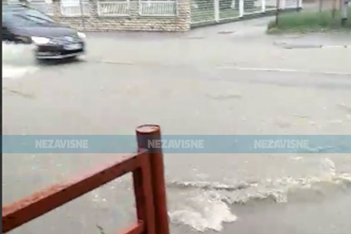 Nevrijeme u Banjaluci: Ulice pod vodom, kolaps u saobraćaju (VIDEO)