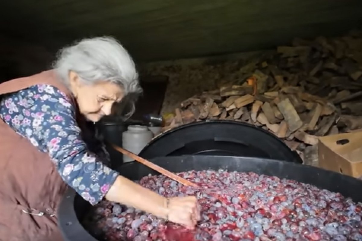 Baka Mare ubrala tonu šljiva, rakiju će podijeliti prijateljima (VIDEO)