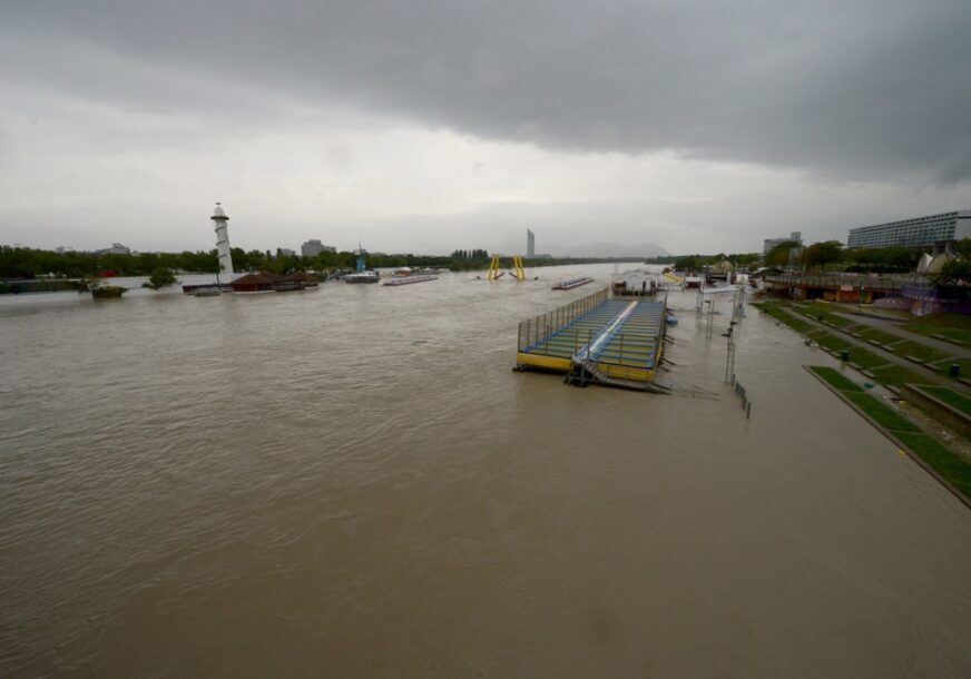 (VIDEO, FOTO) IZLIO SE DUNAV U BEČU Uključeni alarmi za poplavu, voda progutala prve kuće