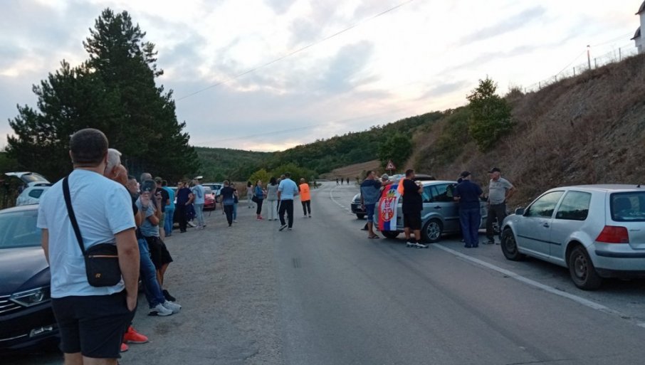 SRBI SA SRBIJANSKE STRANE BLOKIRALI PRELAZE MERDARE, JARINJE I BRNJAK U ZNAK PROTESTA ZBOG TERORA KURTIJA:Tražimo povlačenje policije sa severa KiM