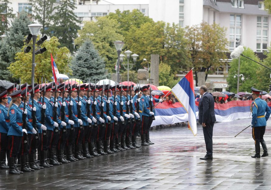 VIJORE SE TROBOJKE Počeo prijem u palati Republike povodom Dana srpskog jedinstva, građani razvili zastavu duž ulice i aplauzom pozdravili predsjednika Srpske