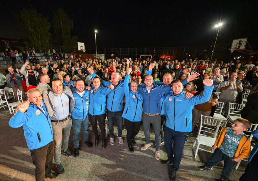 (FOTO) “Gdje smo započeli, tu ćemo produžiti” Stanivuković na skupu u naselju Ada predstavio NOVE PLANOVE