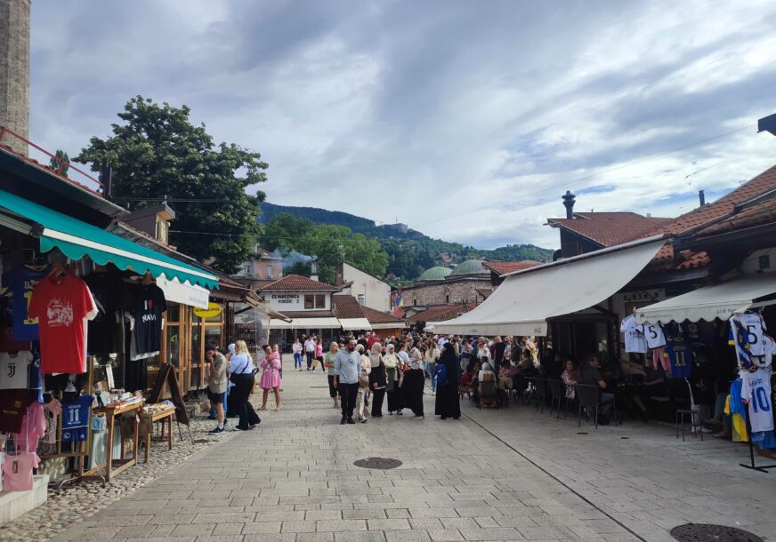 Uz podrhtavanje tla čula se i tutnjava: Zemljotres ZATRESAO SARAJEVO, još nema podataka o jačini