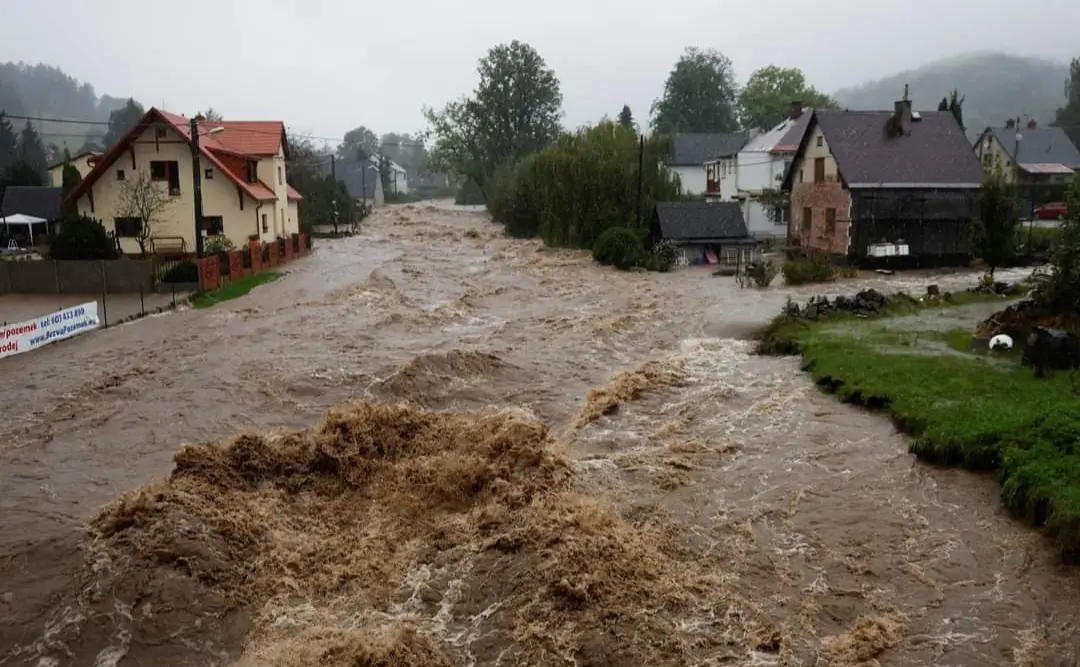 Ljudi poginuli u Poljskoj, Austriji, Rumuniji, ima nestalih u Češkoj. Poplavljen autoput do Beča, vanredno u Bratislavi… (VIDEO)