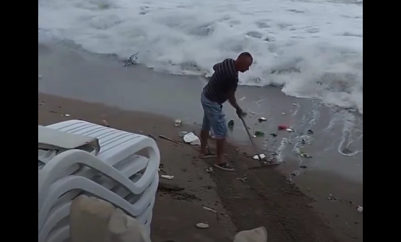 „Meni ovo liči na bezobrazluk“ Muškarac odlučio da OČISTI PLAŽU u Sutomoru, pa svojim postupkom je IZNENADIO mnoge