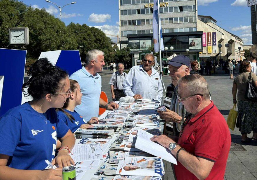 (FOTO) Lijep gest Borenovića: Na Trgu Krajine počastio volontere PDP, ALI I DRUGIH STRANAKA