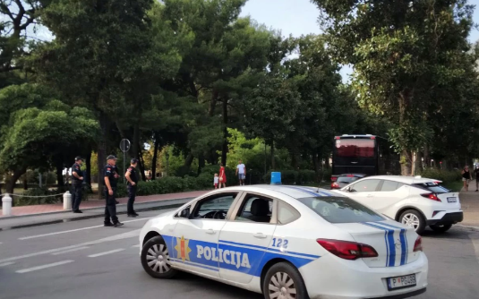 UŽAS U CRNOJ GORI Radnik na trajektnom pristaništu zamolio 4 osobe da pomjere auto, oni ga BRUTALNO PREBILI I POBJEGLI