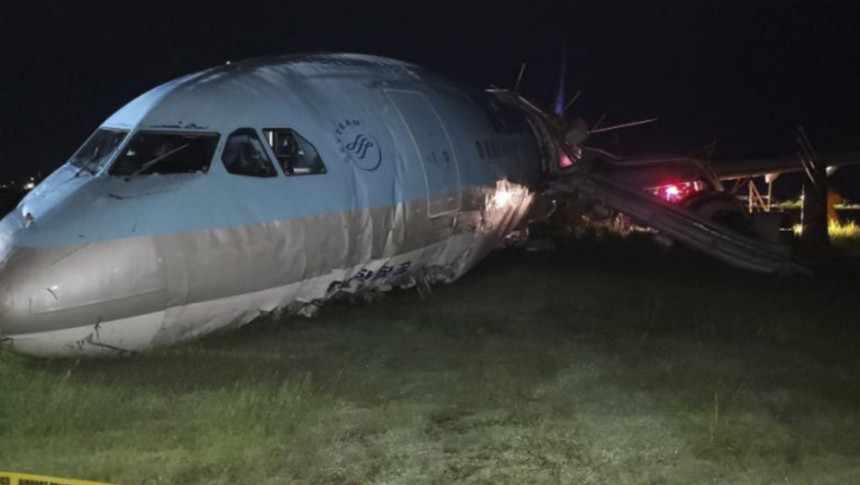 Avion se srušio u jezero, ljudi zarobljeni pod vodom