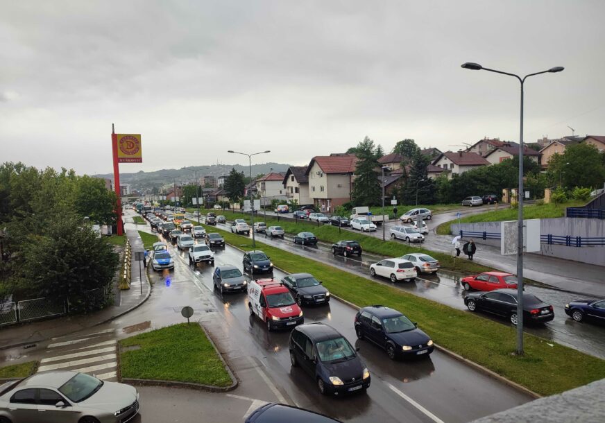 PAŽLJIVO VOZITE Saobraćaj se odvija po mokrim i vlažnim kolovozima, na ovim dionicama moguća magla i odroni